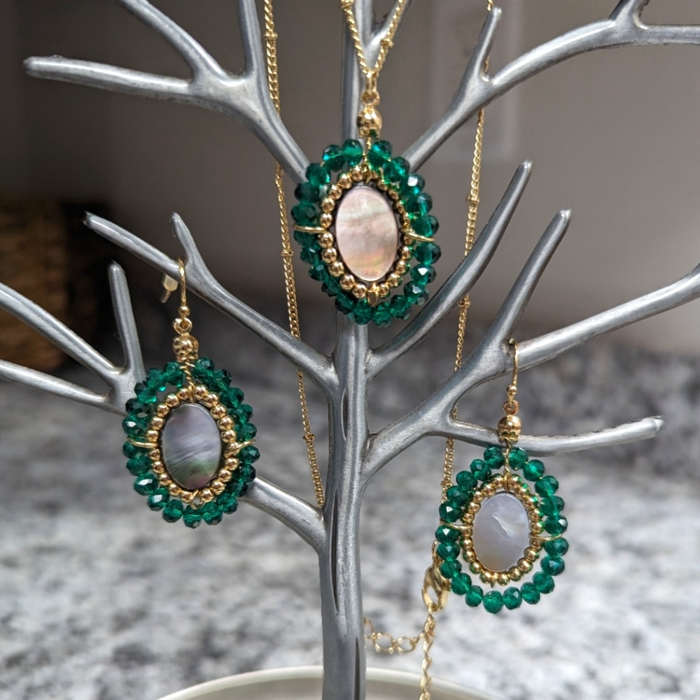 Gorgeous Emerald Green and Gold Beaded Necklace and Earrings Set